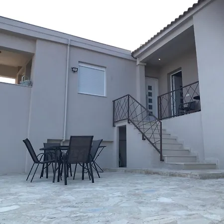 Amfithea Guest House *